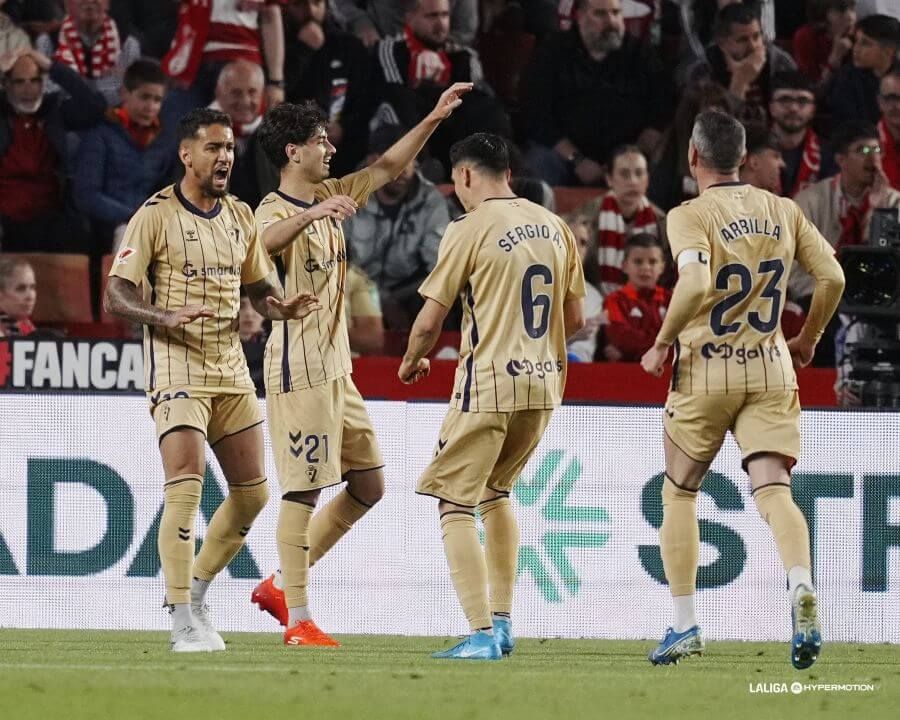 Los jugadores del Eibar celebran un gol en Granada.
