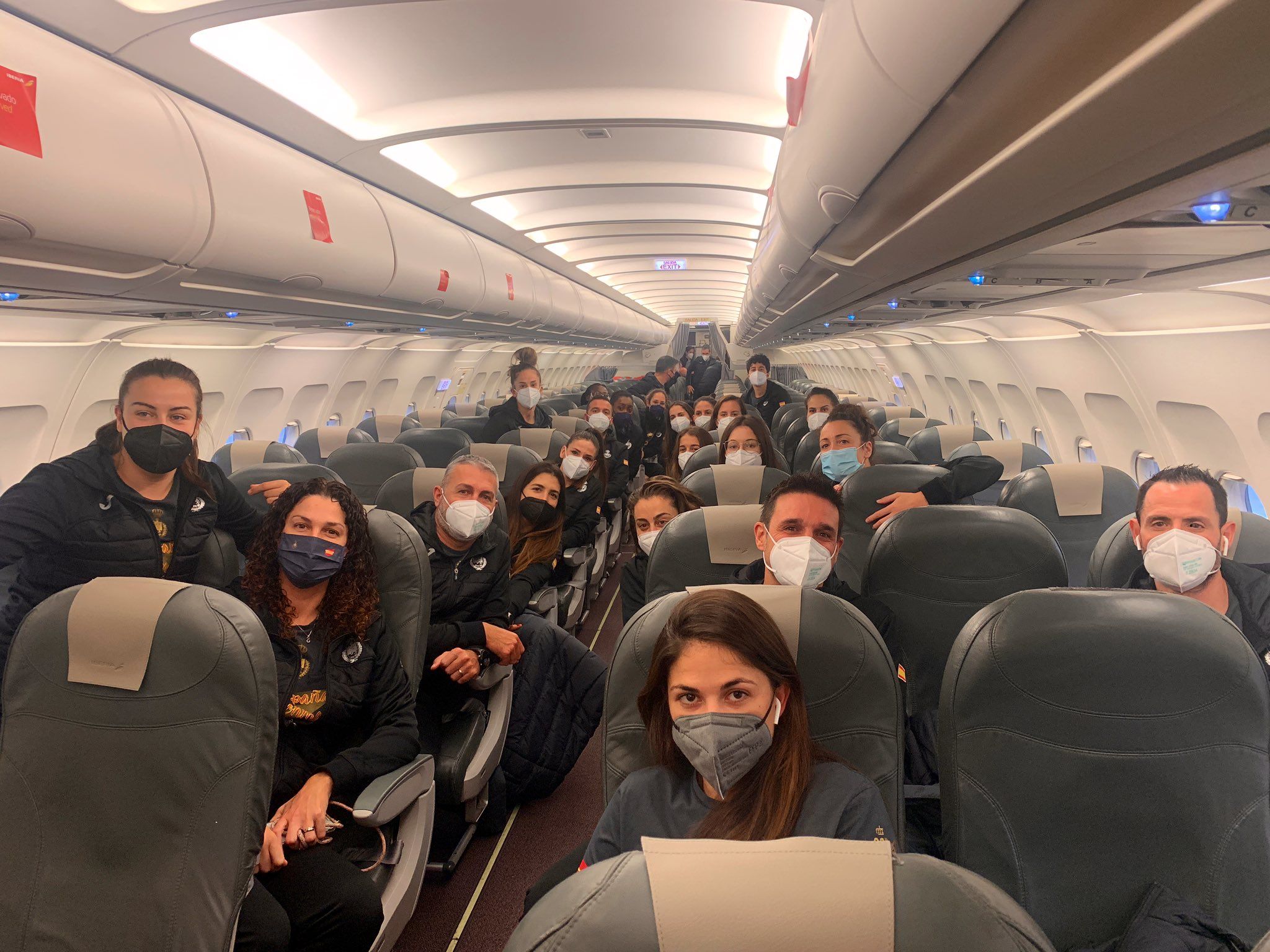  Las Guerreras, nada más aterrizar en Dinamarca para disputar el Europeo.