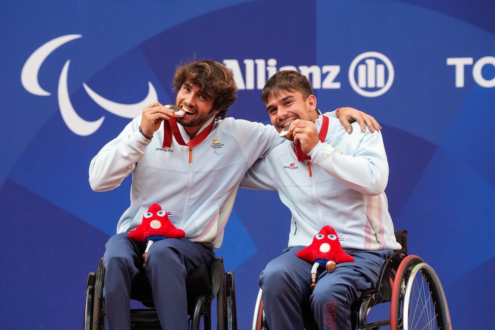  Martín de la Puente y Daniel Caverzaschi, bronce en París.