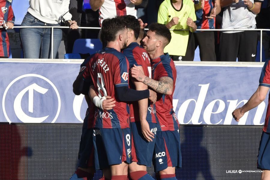 Celebración del Huesca ante el Sporting.