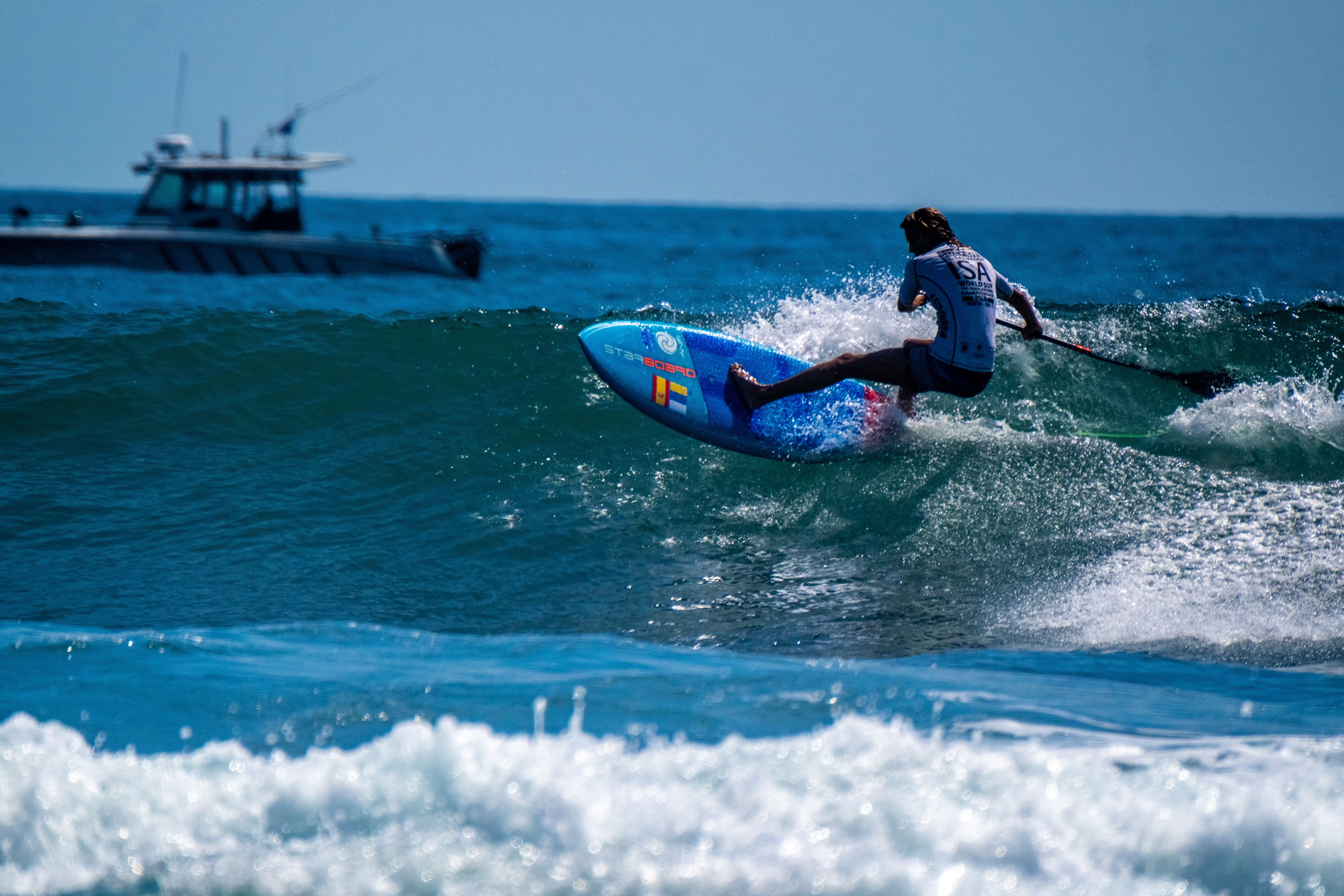  Iballa Ruano, sobre una ola en una competición de stand up paddle.