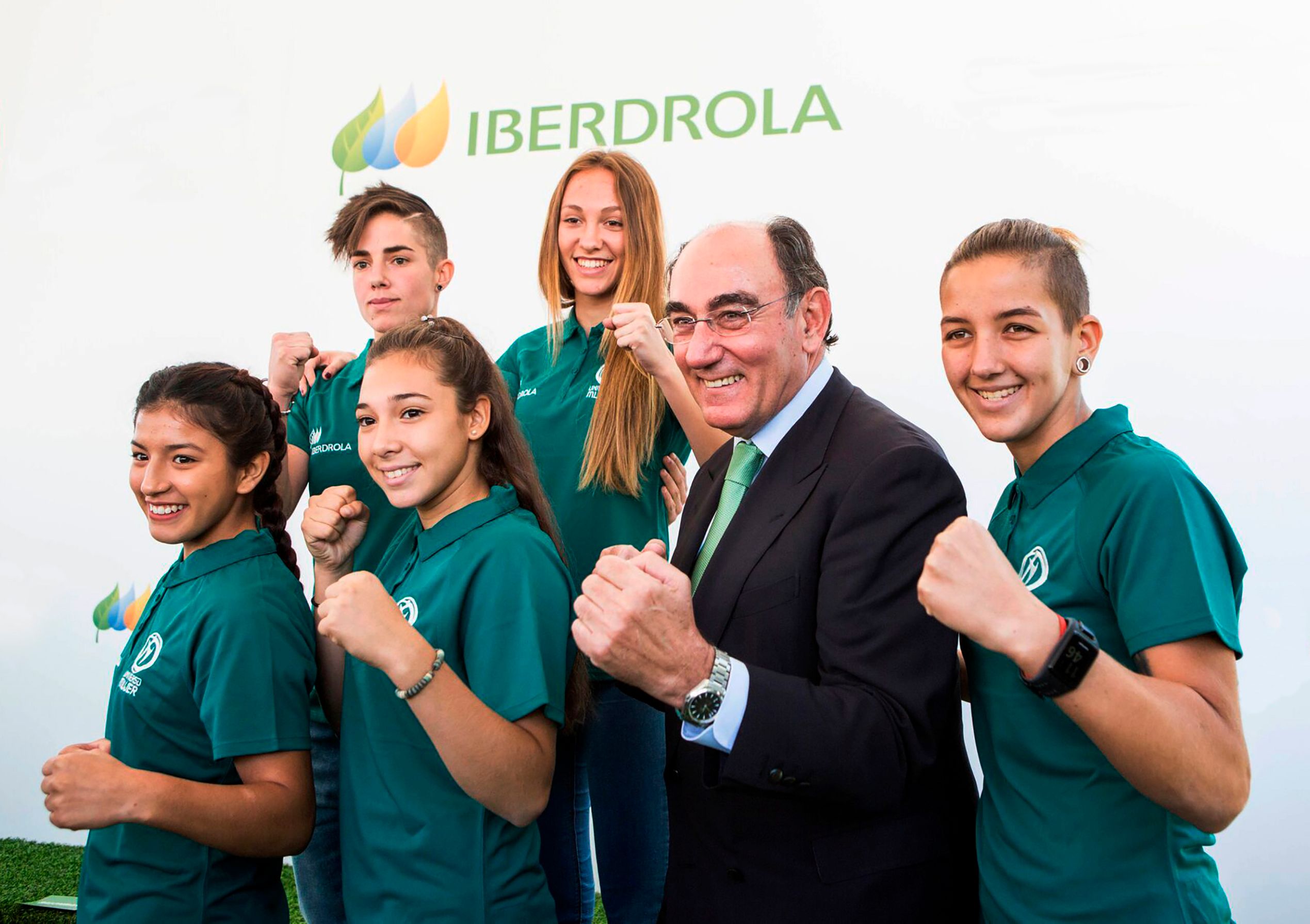  Ignacio Galán, presidente de Iberdrola, junto a varias deportistas.