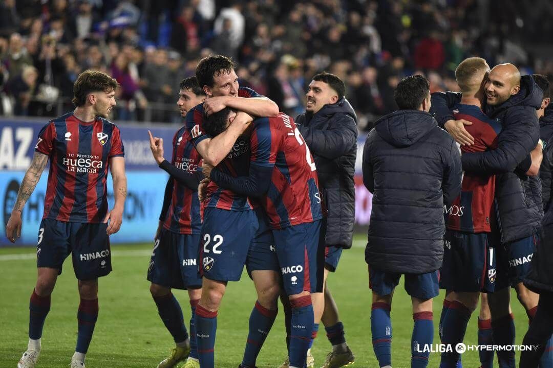  Iker Kortajarena celebra el triunfo en el Huesca-Málaga.