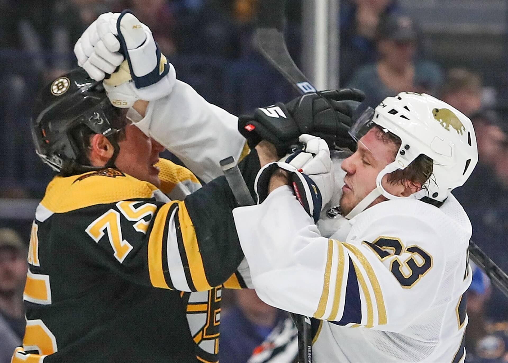  Imagen de una pelea entre Sam Reinhart y Connor Clifton en la NHL.