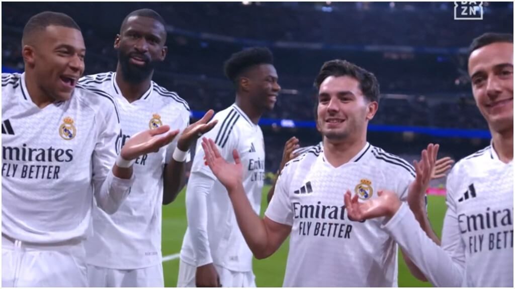  Kylian Mbappé, en la celebración con Brahim y Lucas Vázquez tras un gol contra el Sevilla (Fuente: DAZN)