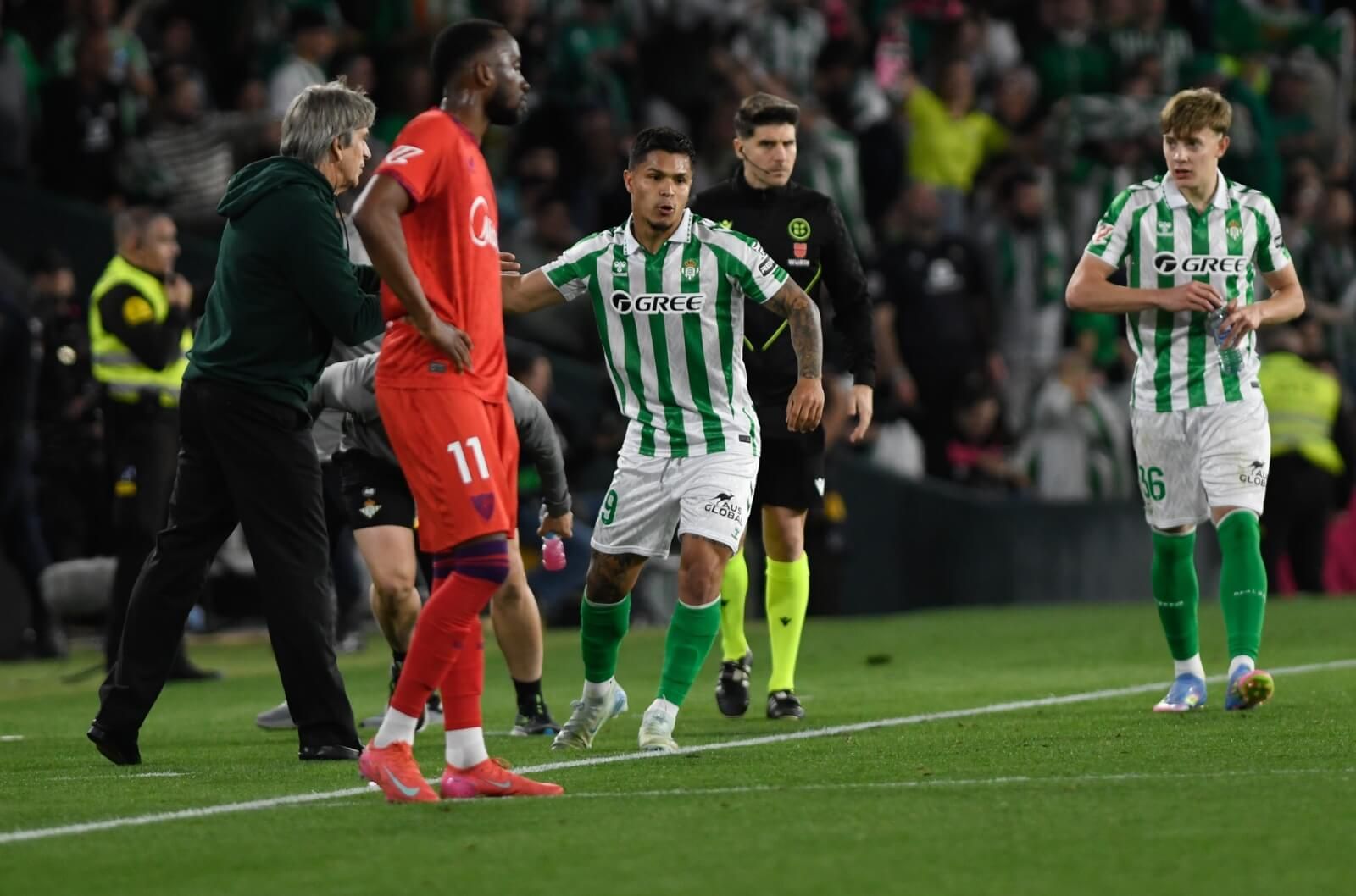 Cucho Hernández, celebrando su gol ante el Sevilla con Pellegrini.