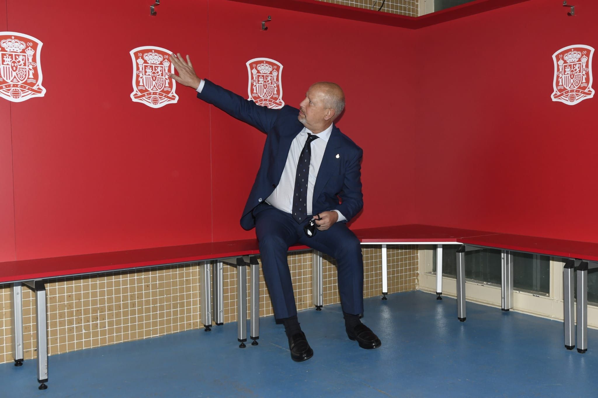  Javier Imbroda, en el Estadio de La Cartuja presentando el España-Alemania.