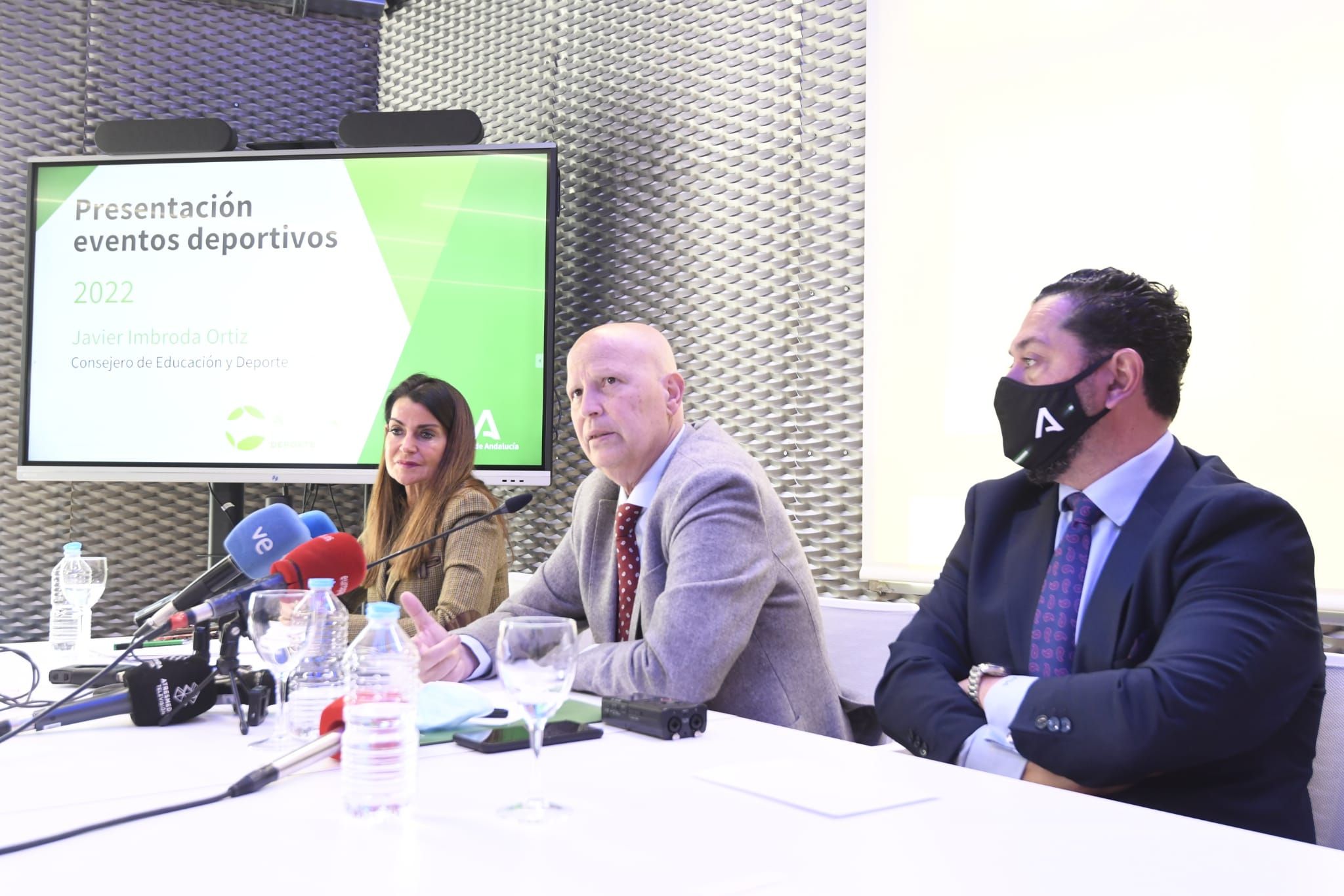 Imbroda, Arrabal y De Nova, en un momento del acto.