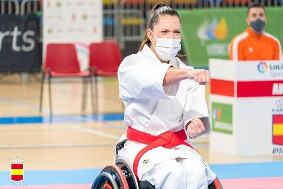 Isabel Fernández, durante una competición de karate con la mascarilla.