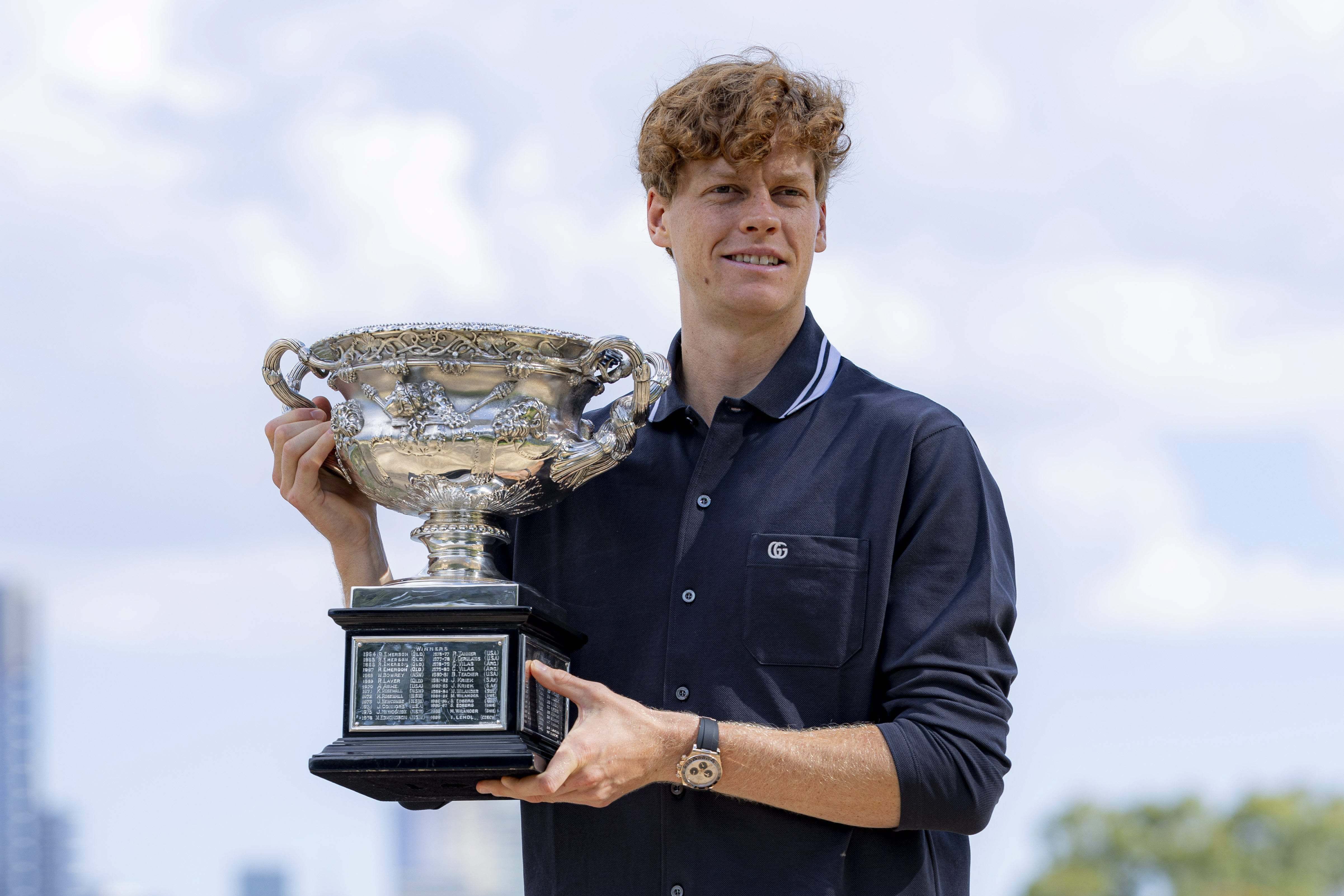 Jannik Sinner posa con el Open de Australia 2025.