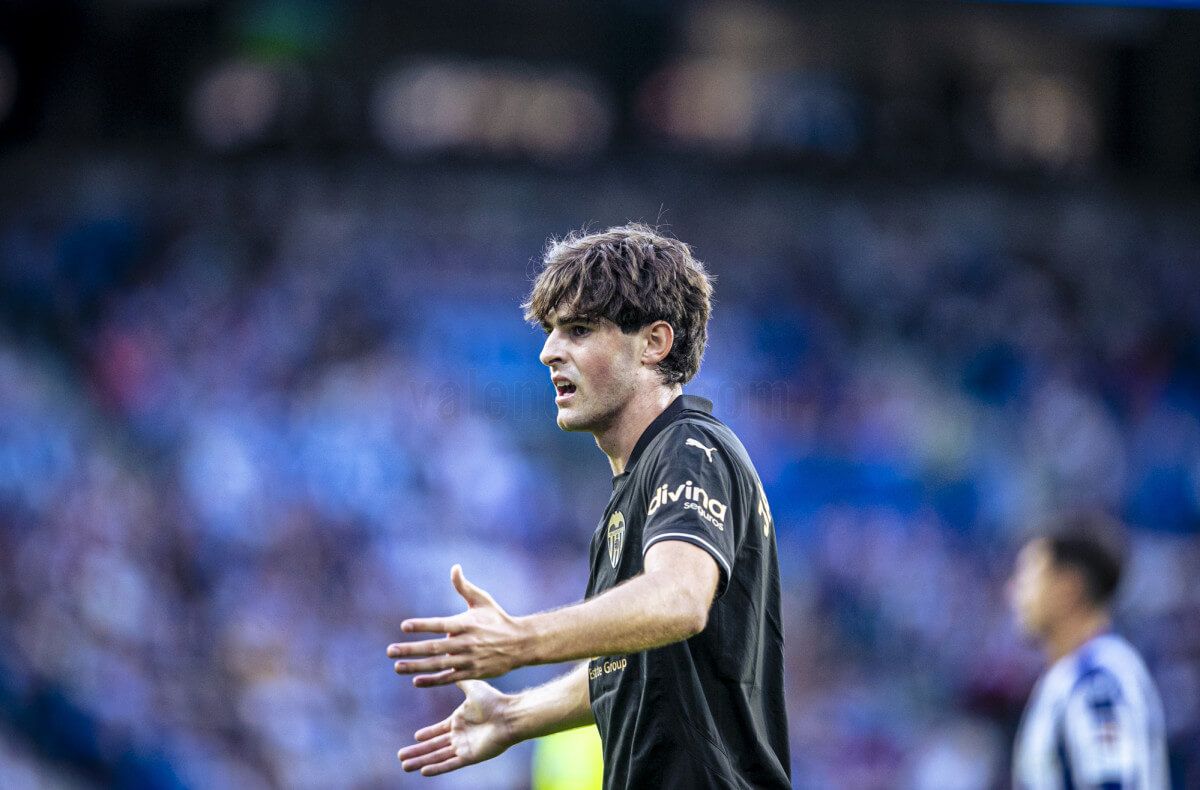  Javi Guerra, ante la Real Sociedad.