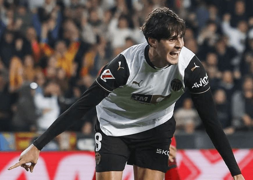  Javi Guerra celebra el gol del Valencia CF