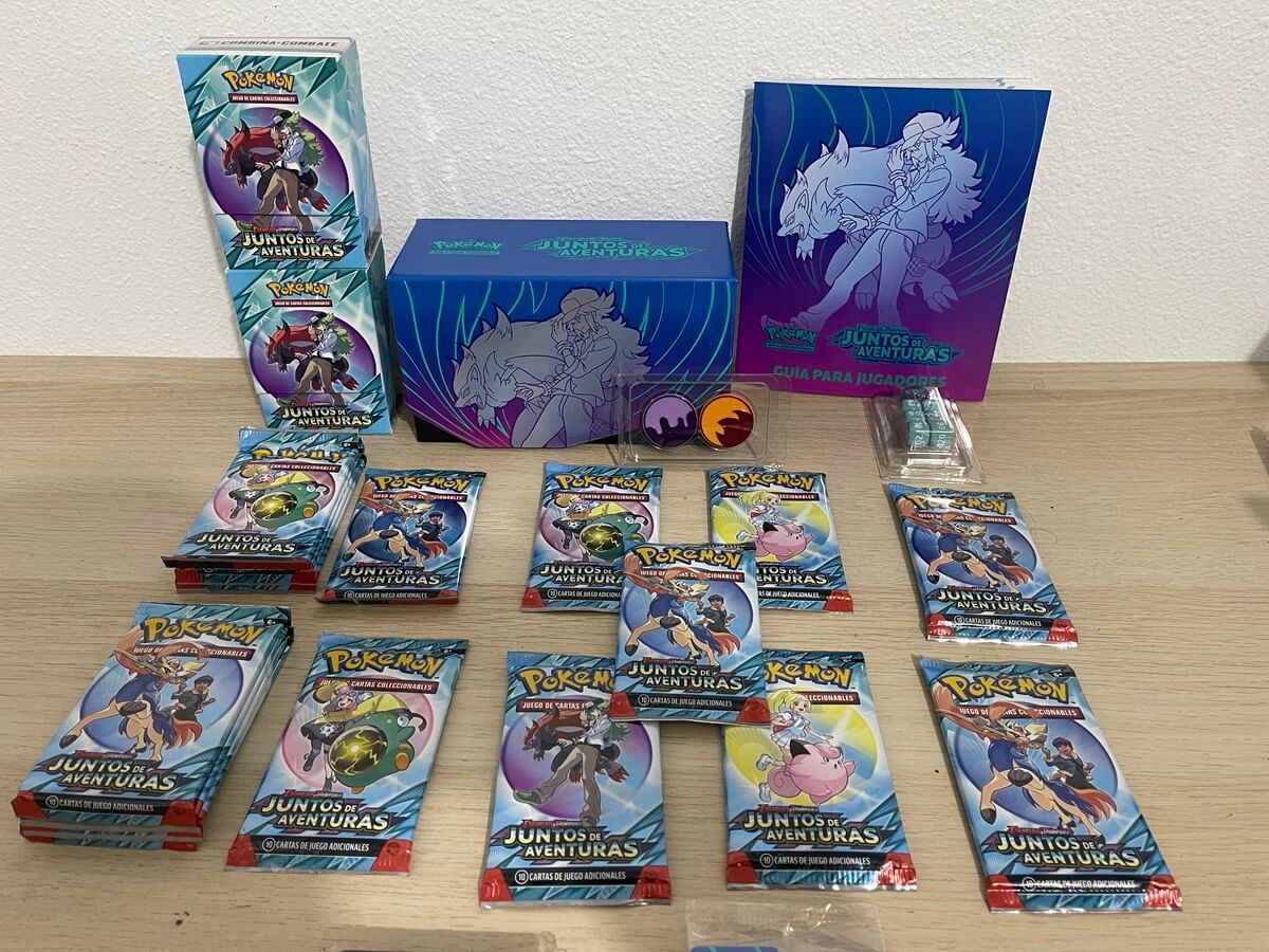  Todos los sobres incluidos en la caja de Entrenador Élite y dos cajas de Combina y Combate.