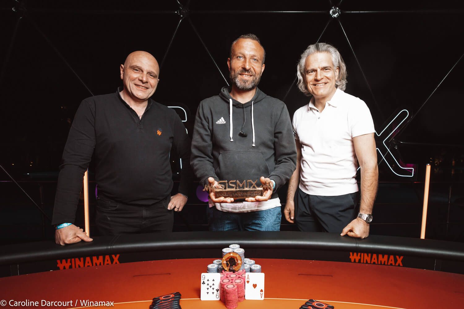 Jerome Crantz se lleva el Sismix. Matthieu Duran, a la izquierda, director de eventos en vivo de Winamax.