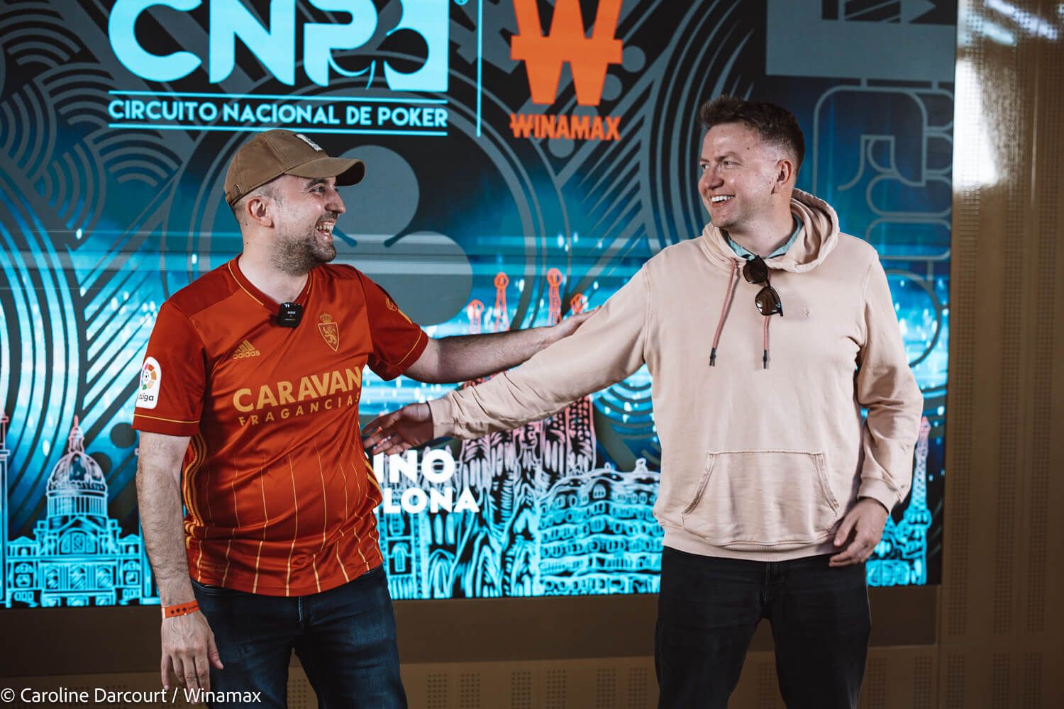  Joaquín Lafoz, campeón del CNP Winamax Barcelona, de rojo, recibe la enhorabuena de Tomasz