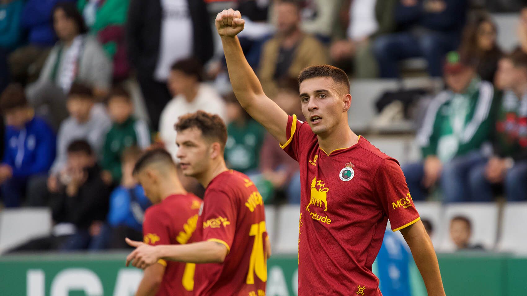 Jon Karrikaburu celebra un gol en el Racing de Ferrol-Racing de Santander.