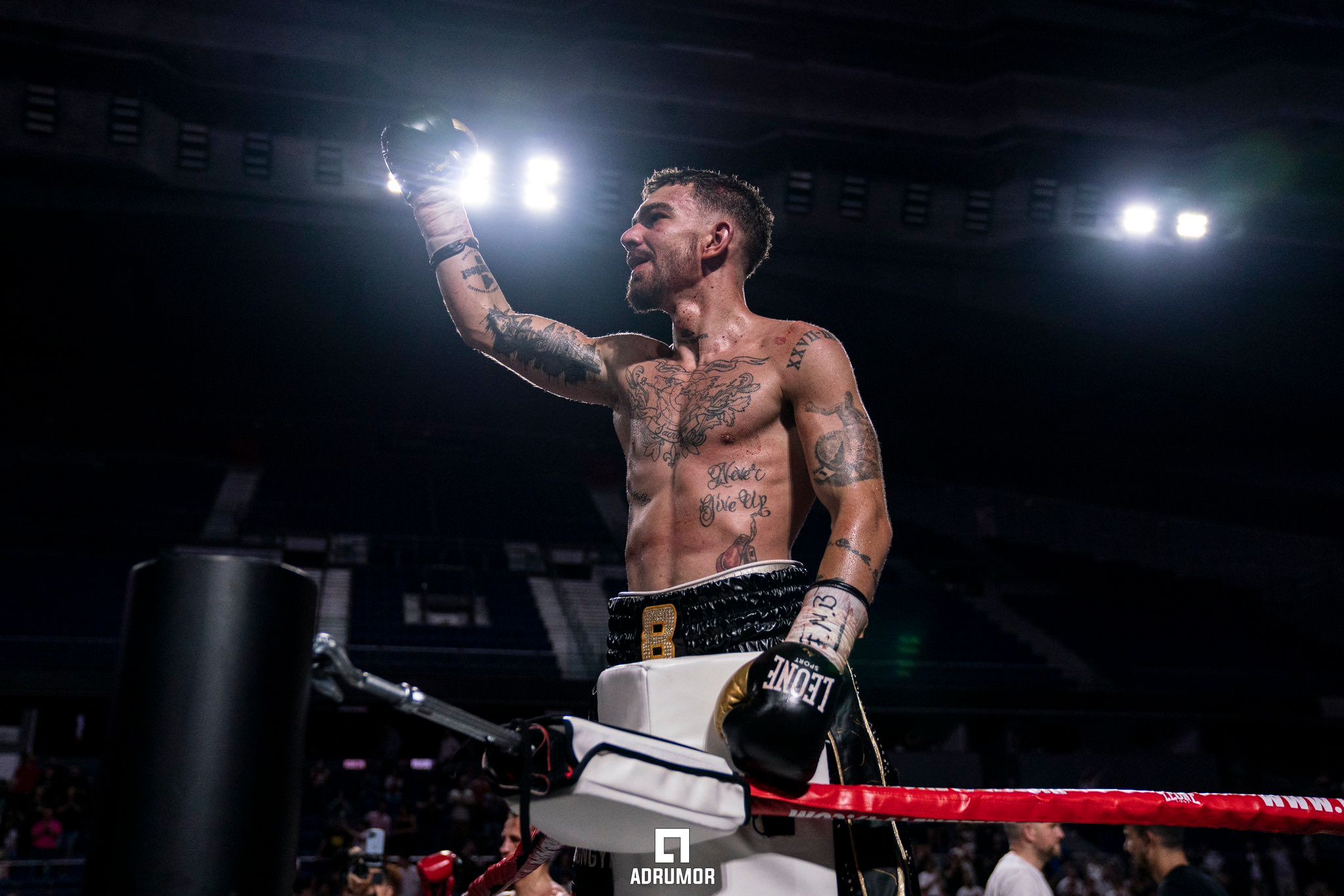 El boxeador vizcaíno Jon Fernández venció por KOt al Zar Petrov en Madrid.