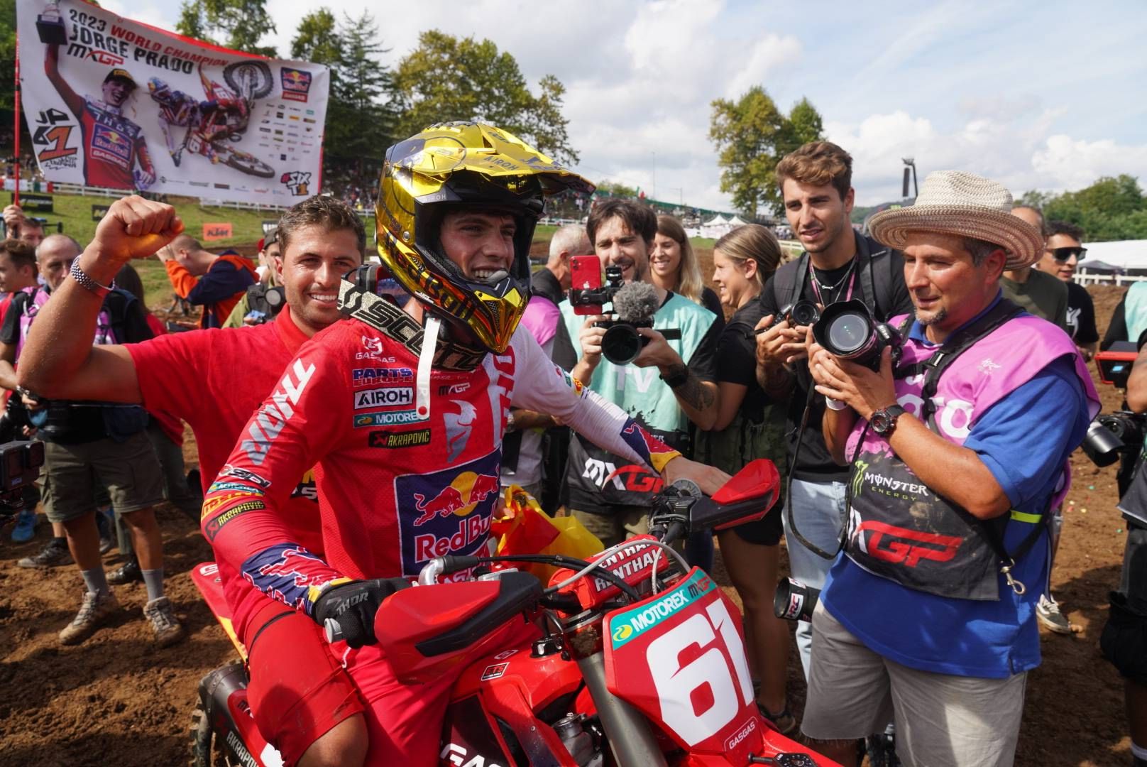Jorge Prado tras proclamarse campeón de MX2 (Cordon Press)
