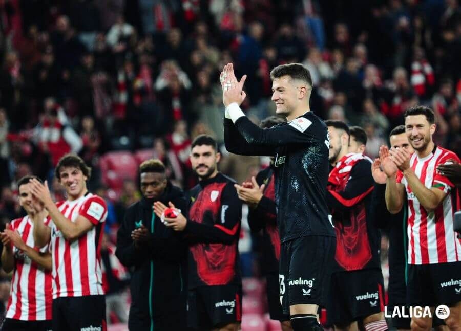  Julen Agirrezabala, fue ovacionado por la grada de San Mamés tras el Athletic Club - Real Madrid.