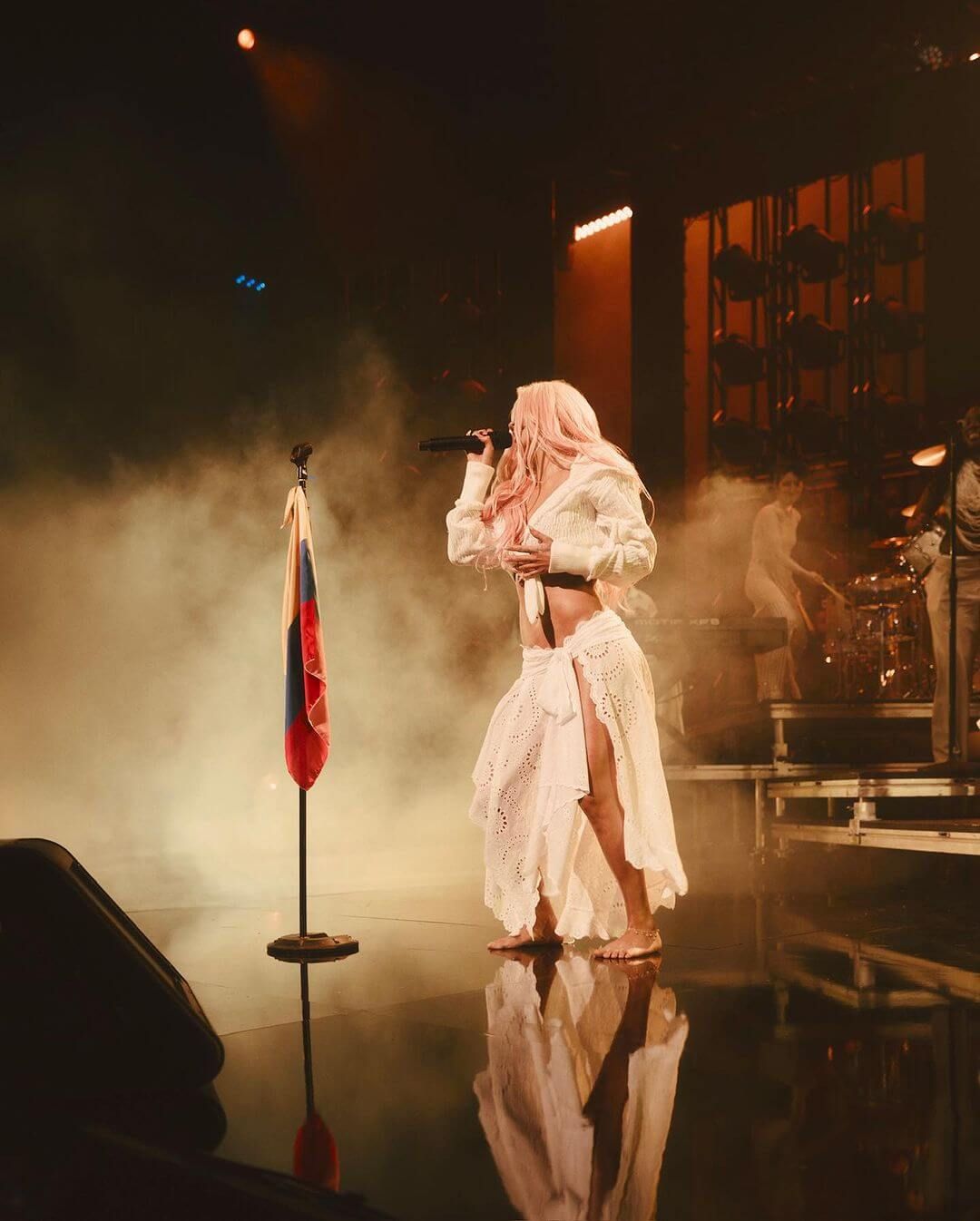 Karol G durante su actuación en los premios Billboard (@karolg)