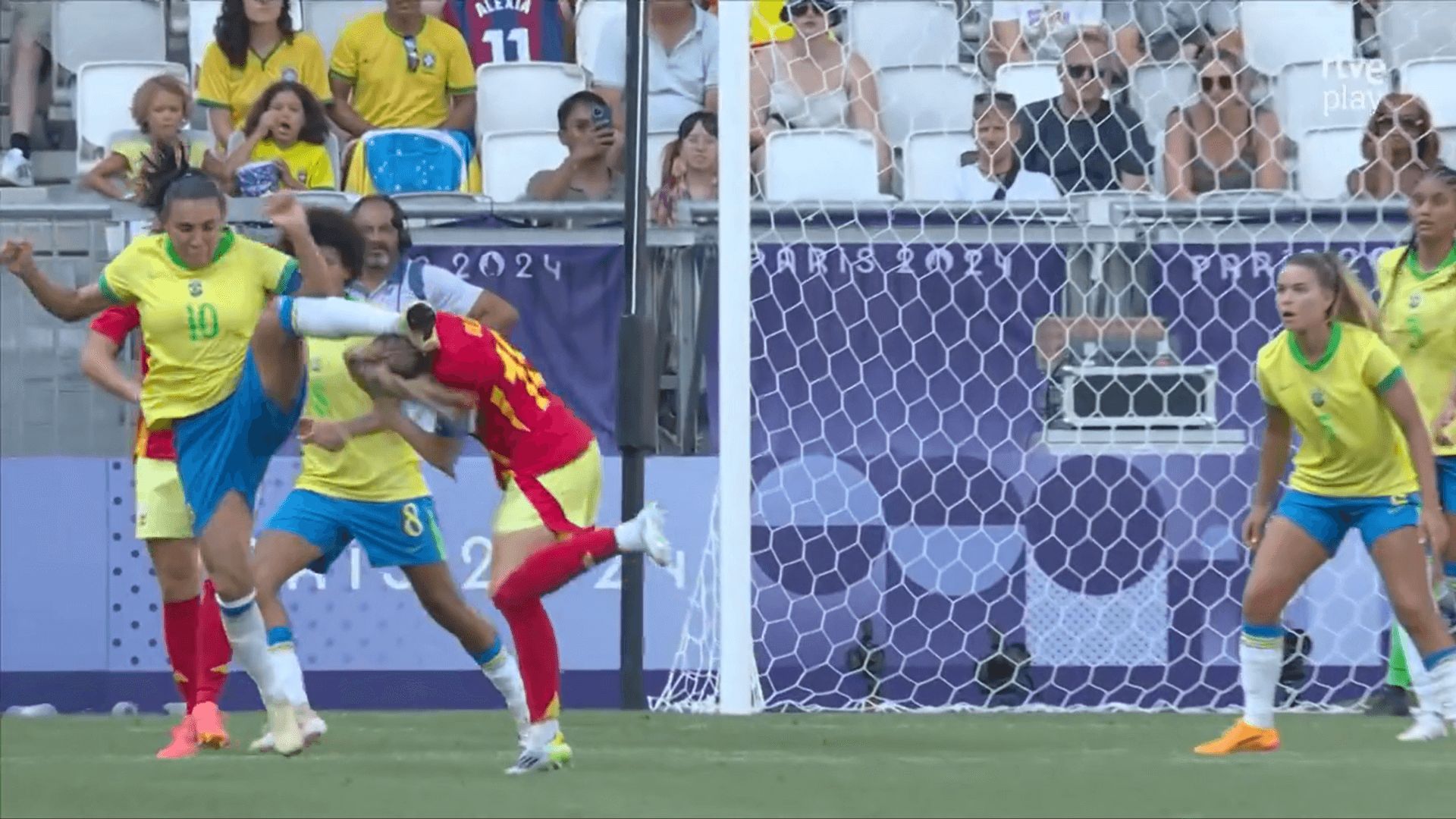  La entrada de Marta Vieira a Olga Carmona en el Brasil-España.