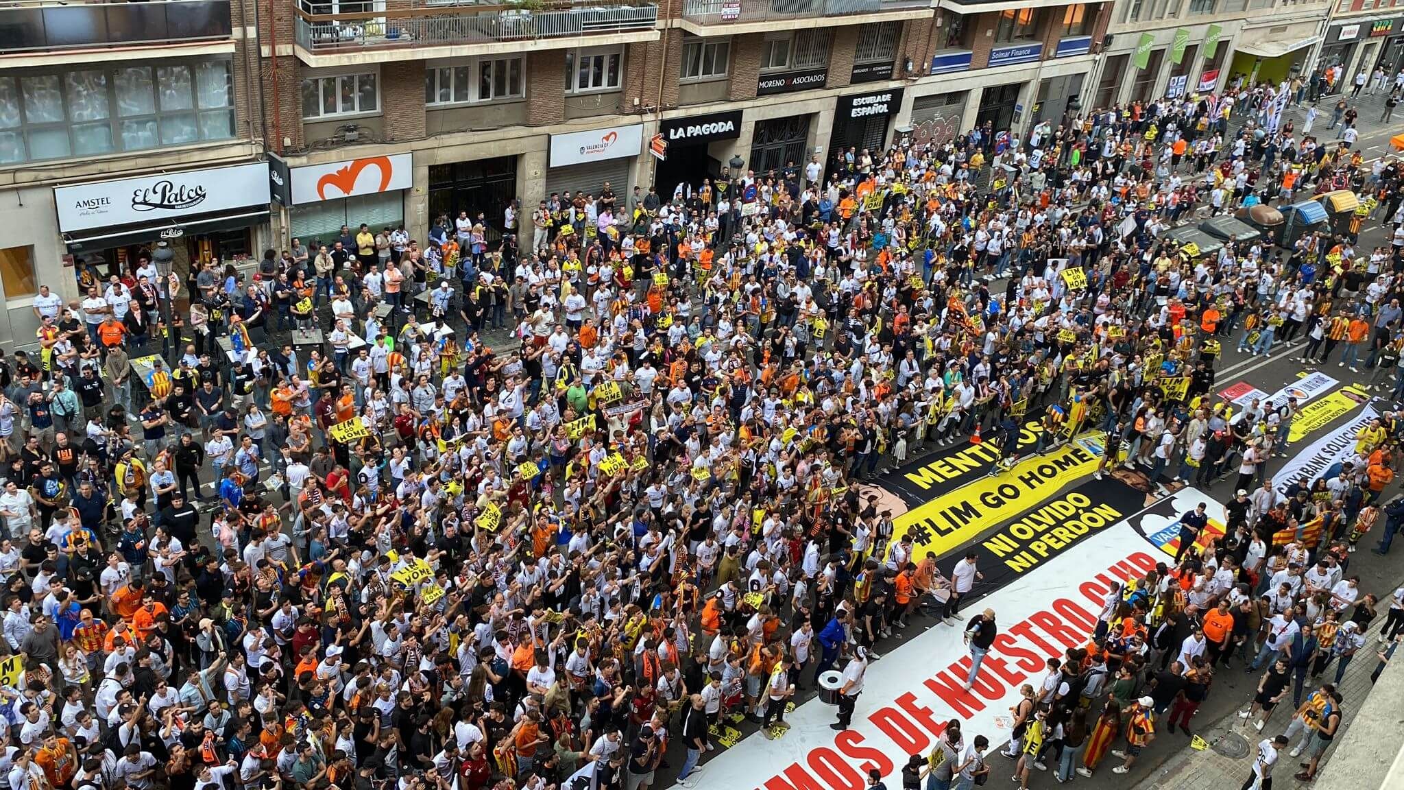 La manifestación del 19M contra Peter Lim, en el descanso.
