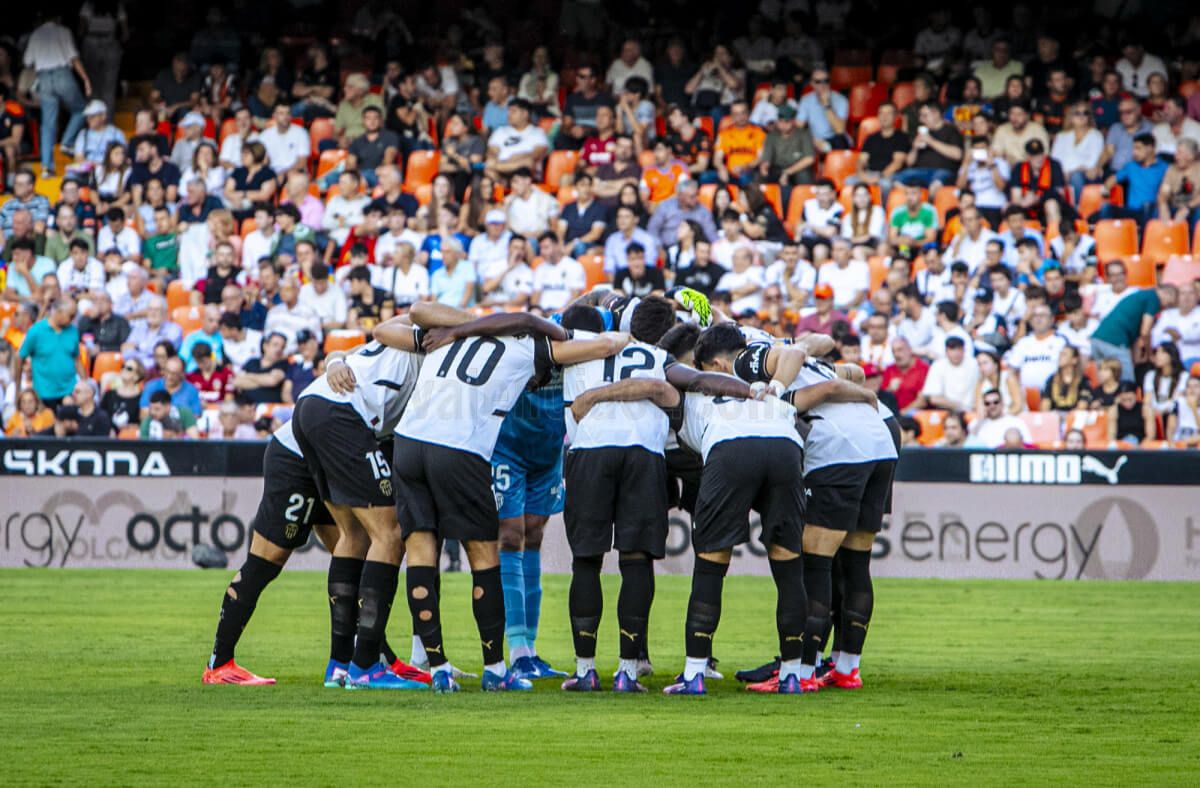  La piña del equipo antes del partido ante el CA Osasuna.