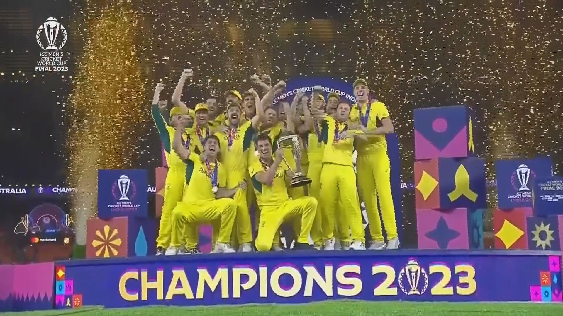 La selección de Australia al completo, celebrando el Mundial de críquet
