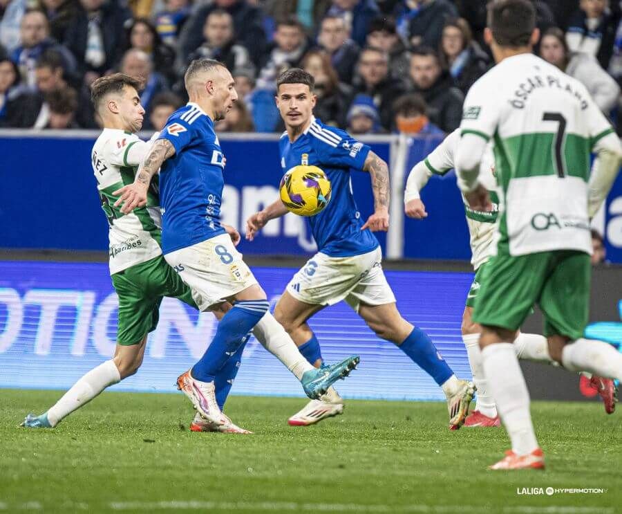  Lance del Real Oviedo-Elche en el Carlos Tartiere.