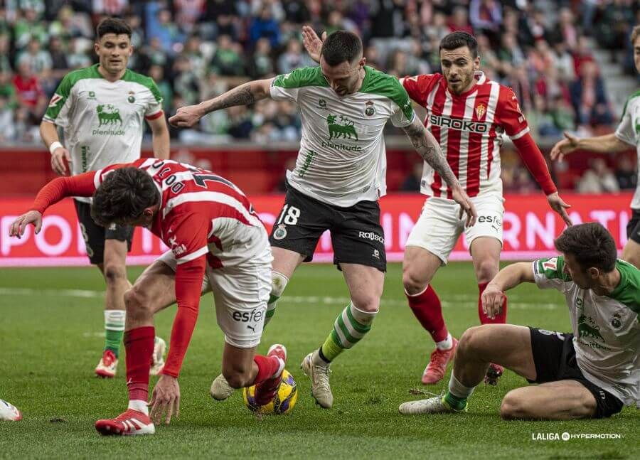 Lance del Sporting-Racing en El Molinón.