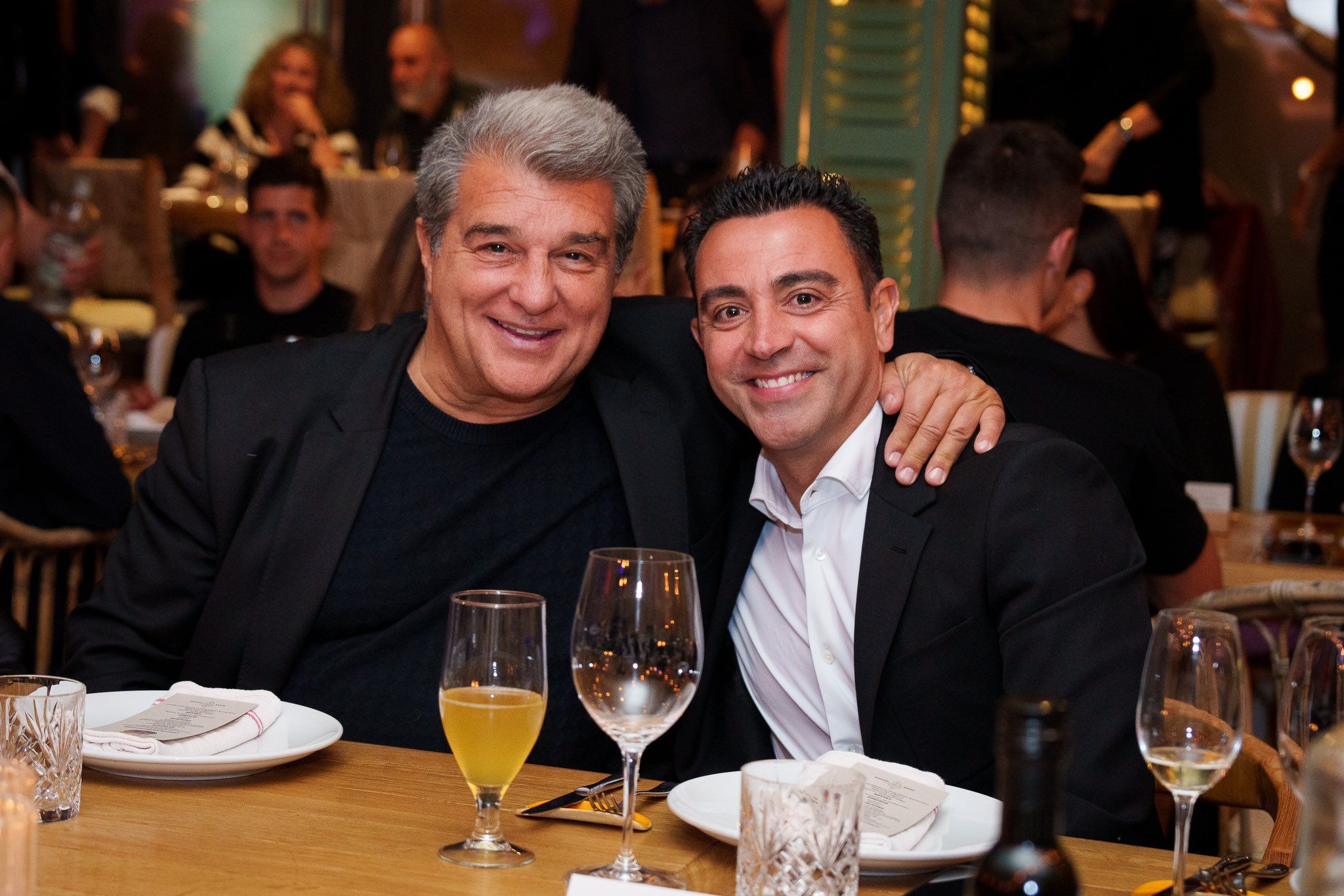 Joan Laporta y Xavi, en la fiesta del Barcelona por LaLiga.