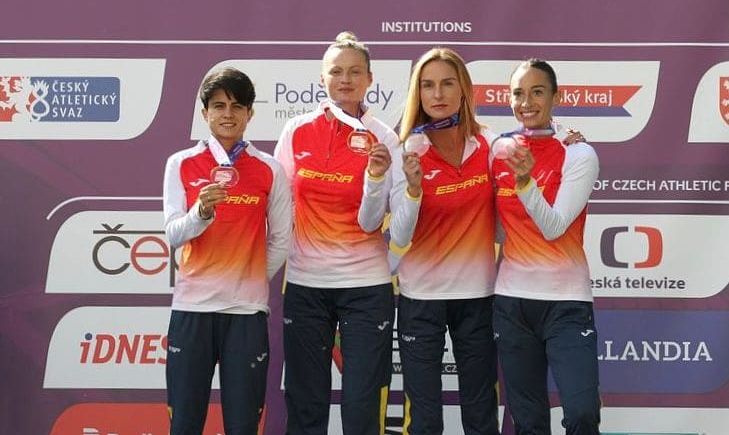  Laura García-Caro, campeona de Europa en Podebrady, junto al resto del equipo español.
