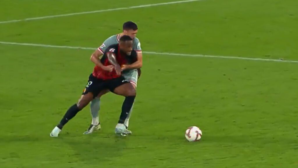 La acción de Lenglet en donde se jugó la expulsión (Captura de 'DAZN')