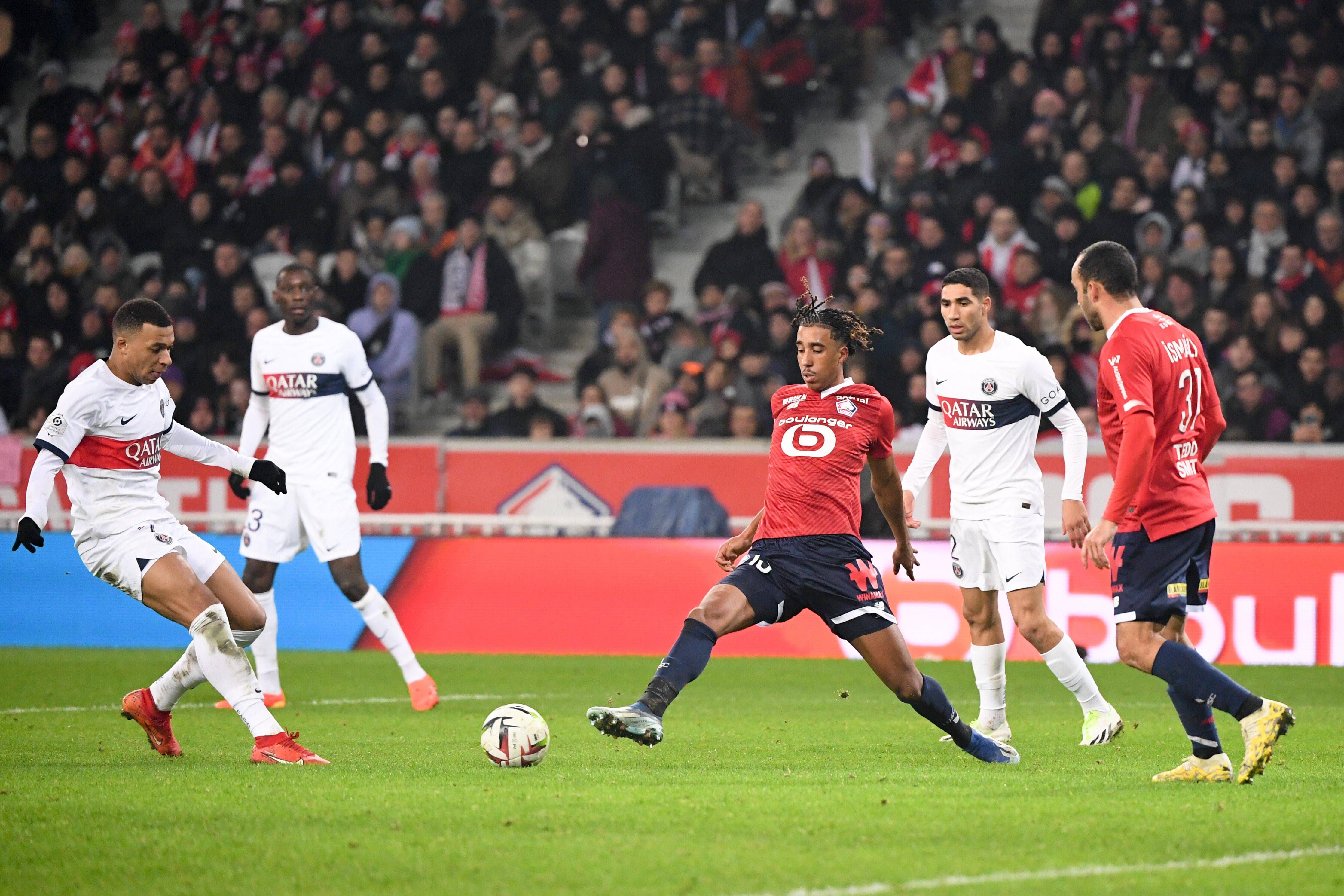  Leny Yoro y Mbappé, en un Lille-PSG.