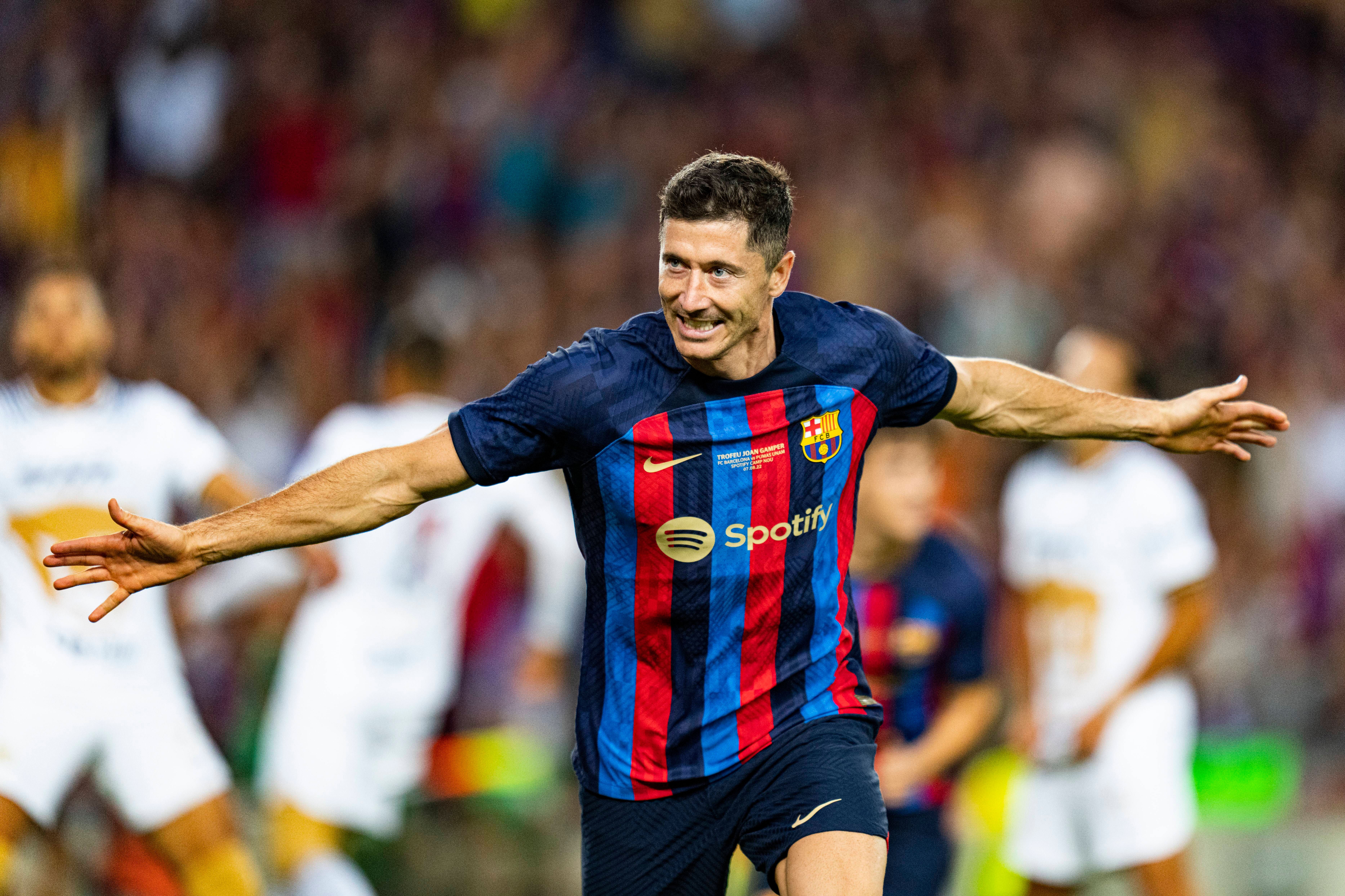  Robert Lewandowski celebra uno de sus goles en el Barcelona-Valladolid.