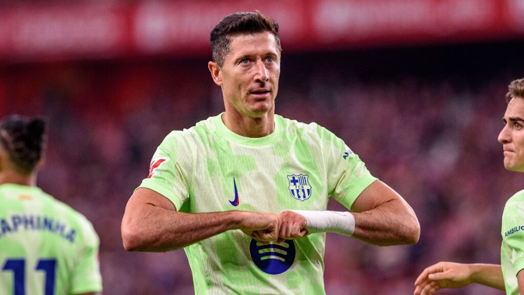 Lewandowski celebra un gol en San Mamés (EFE)