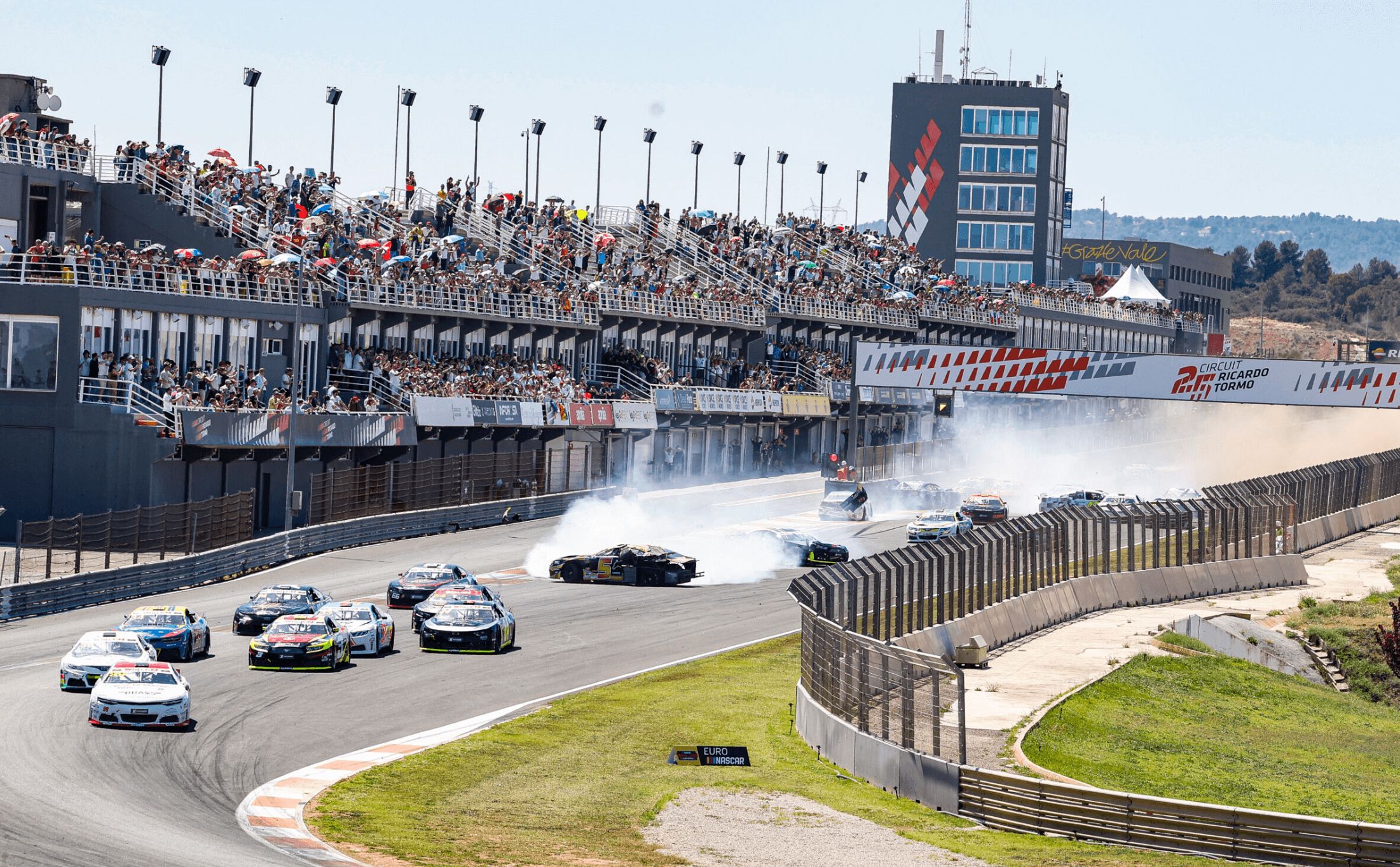 Liam Hezemans gana la segunda cita de la NASCAR europea en Valencia