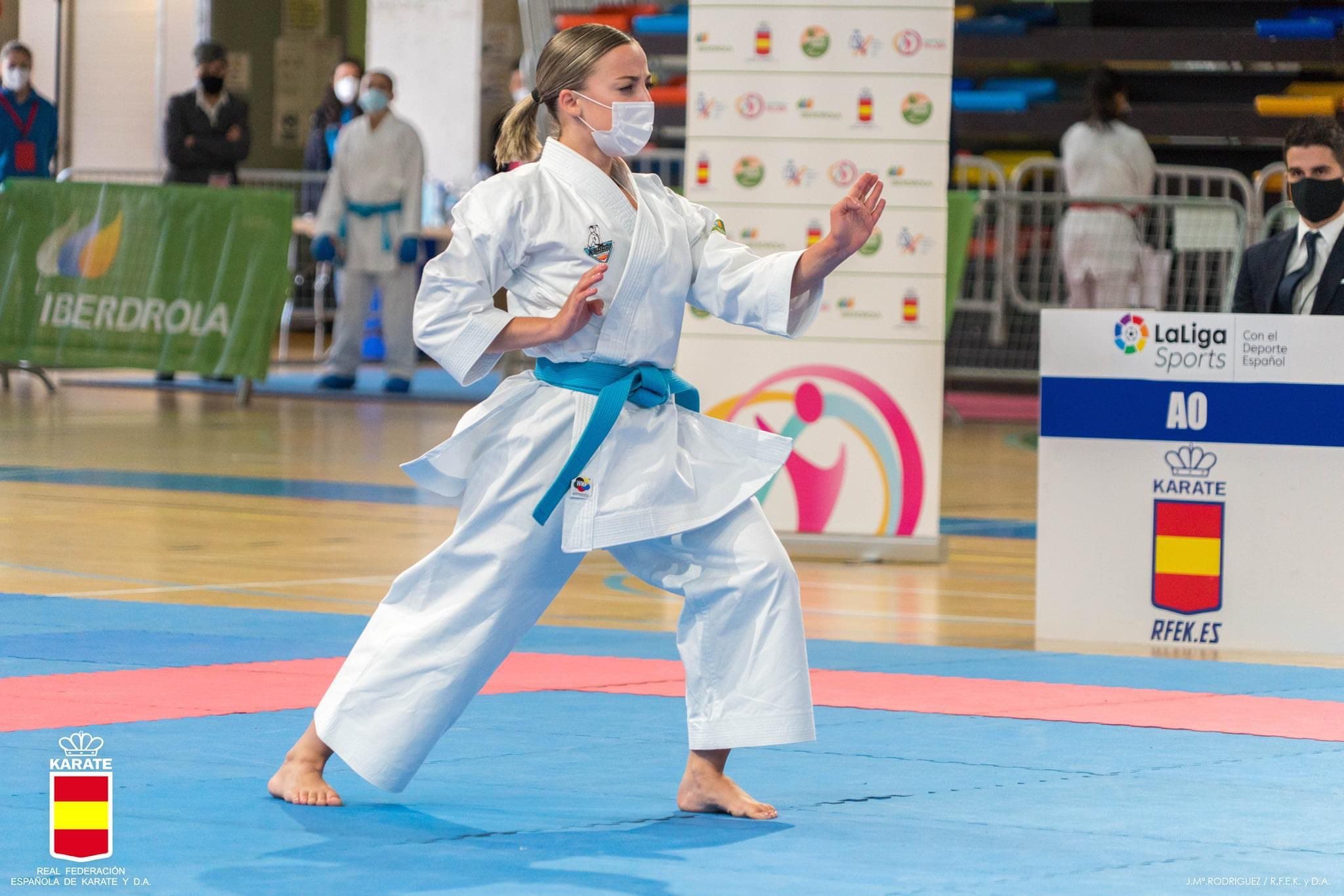 Lidia Rodríguez en una competición de karate con mascarilla.