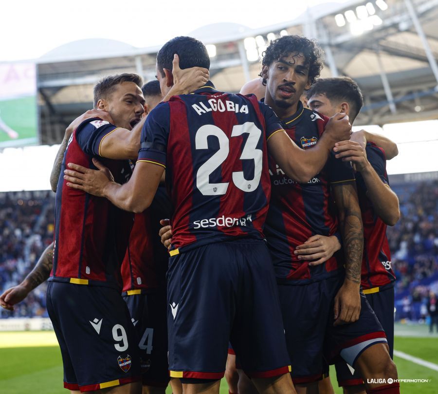 Fabrício celebra junto a sus compañeros el gol de Algobia ante el Huesca en el Ciutat.