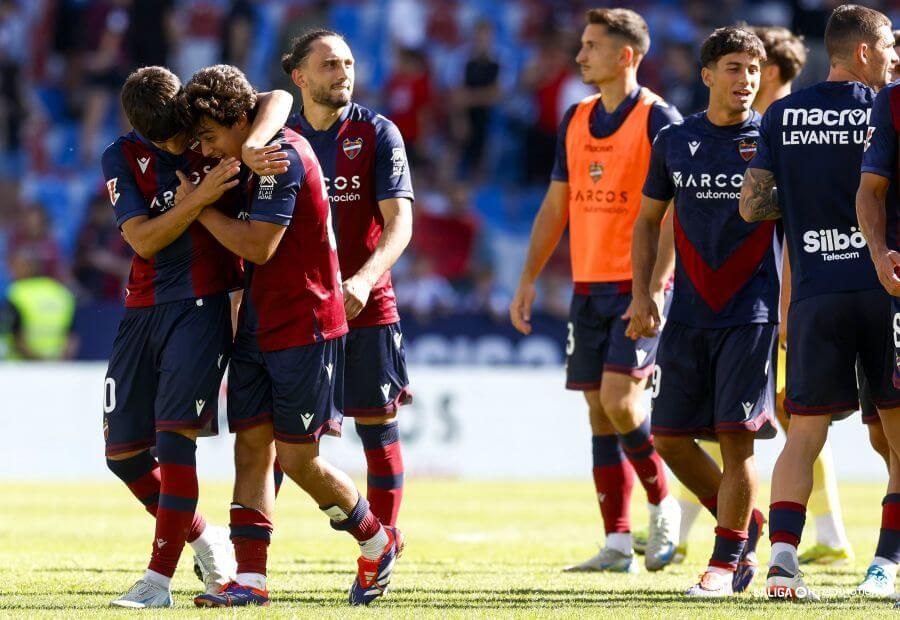  Los jugadores del Levante tras la victoria ante el Almería.