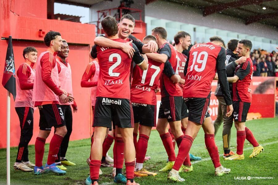  Los jugadores del Mirandés celebran uno de los goles ante el Cartagena.