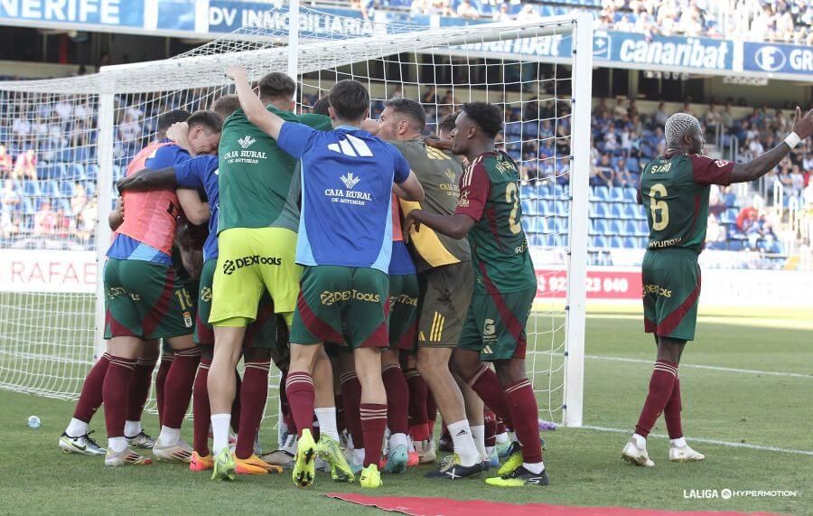 Los jugadores del Oviedo celebran el gol de Nacho Vidal en Tenerife.