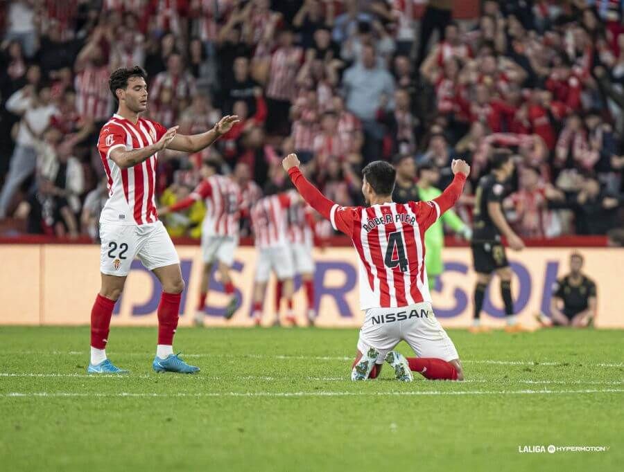  Los jugadores del Sporting celebran el triunfo ante el Castellón.