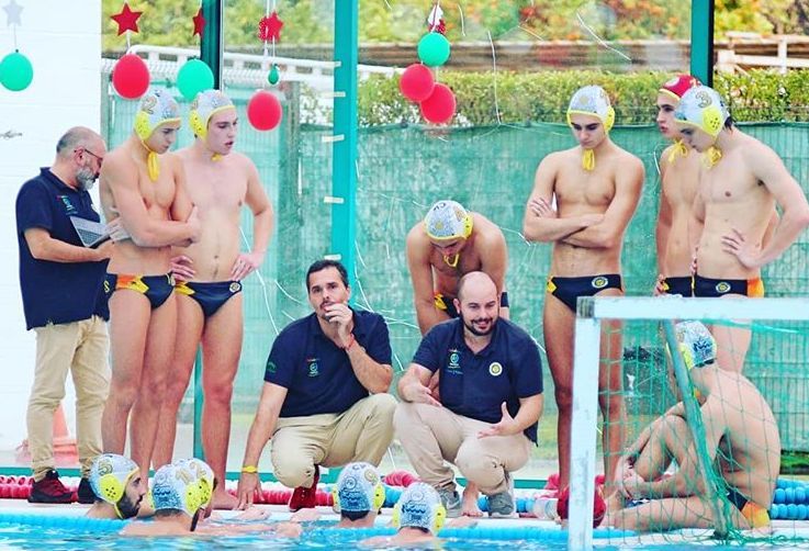 Los jugadores del Waterpolo Sevilla rodean al técnico, Daniel García, durante un partido de la Se