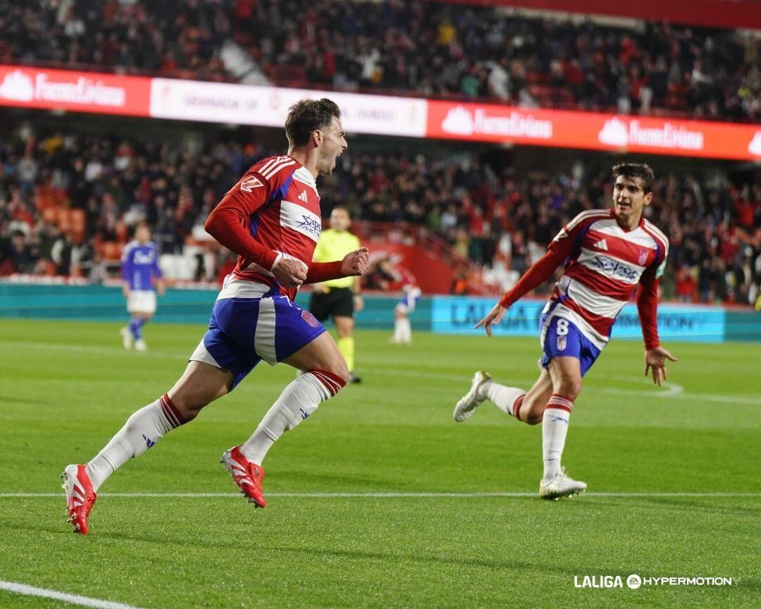 Lucas Boyé celebra su gol en el Granada-Oviedo.