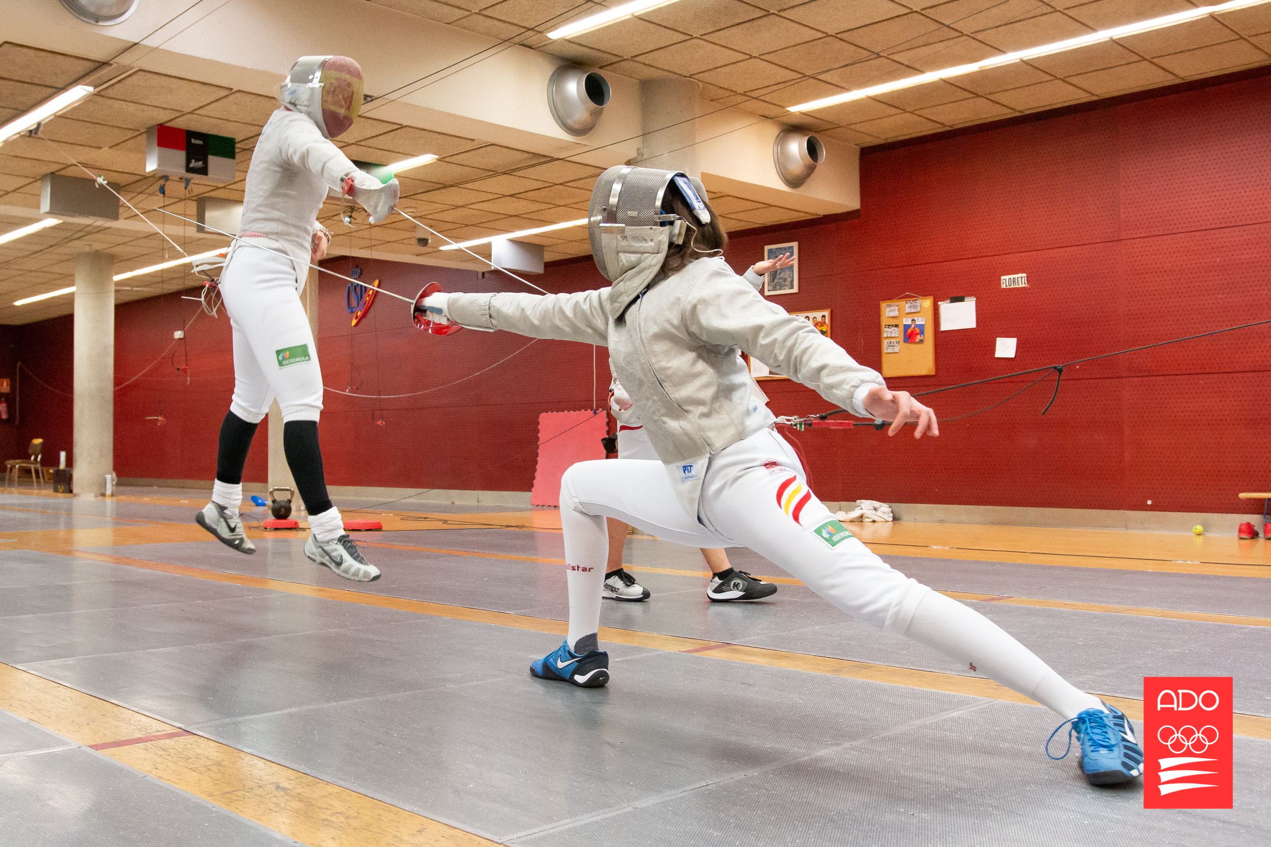  Lucía Martín-Portugués (izq.), salta durante un entrenamiento.