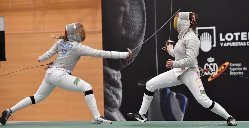  Lucía Martín-Portugués (izq.), en una competición de esgrima.