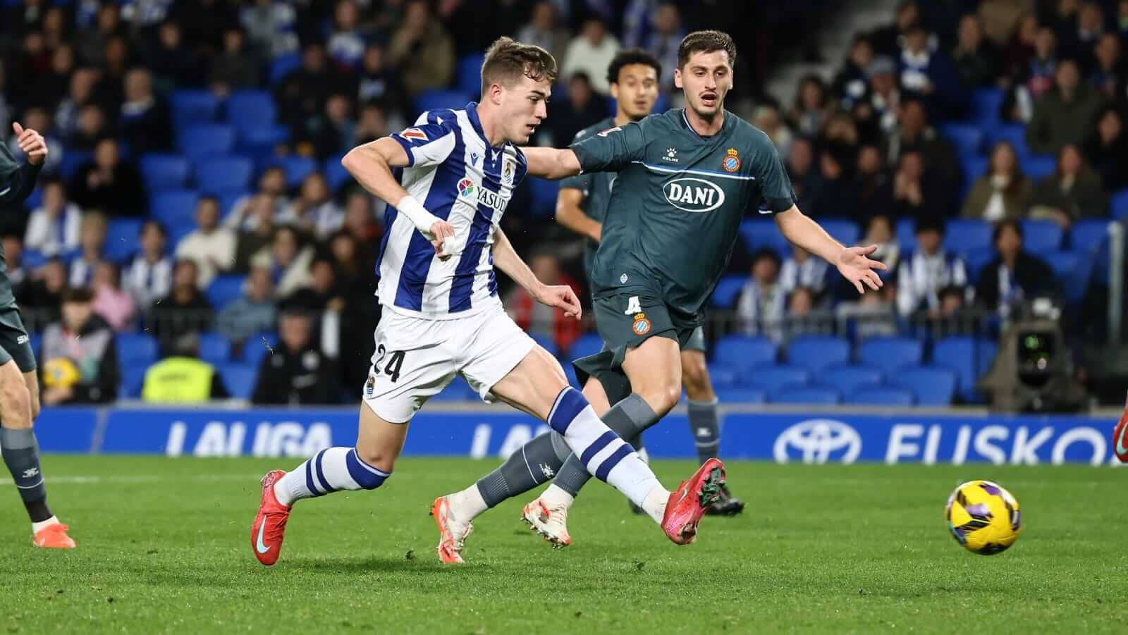 Luka Sucic en un lance del Real Sociedad-Espanyol.