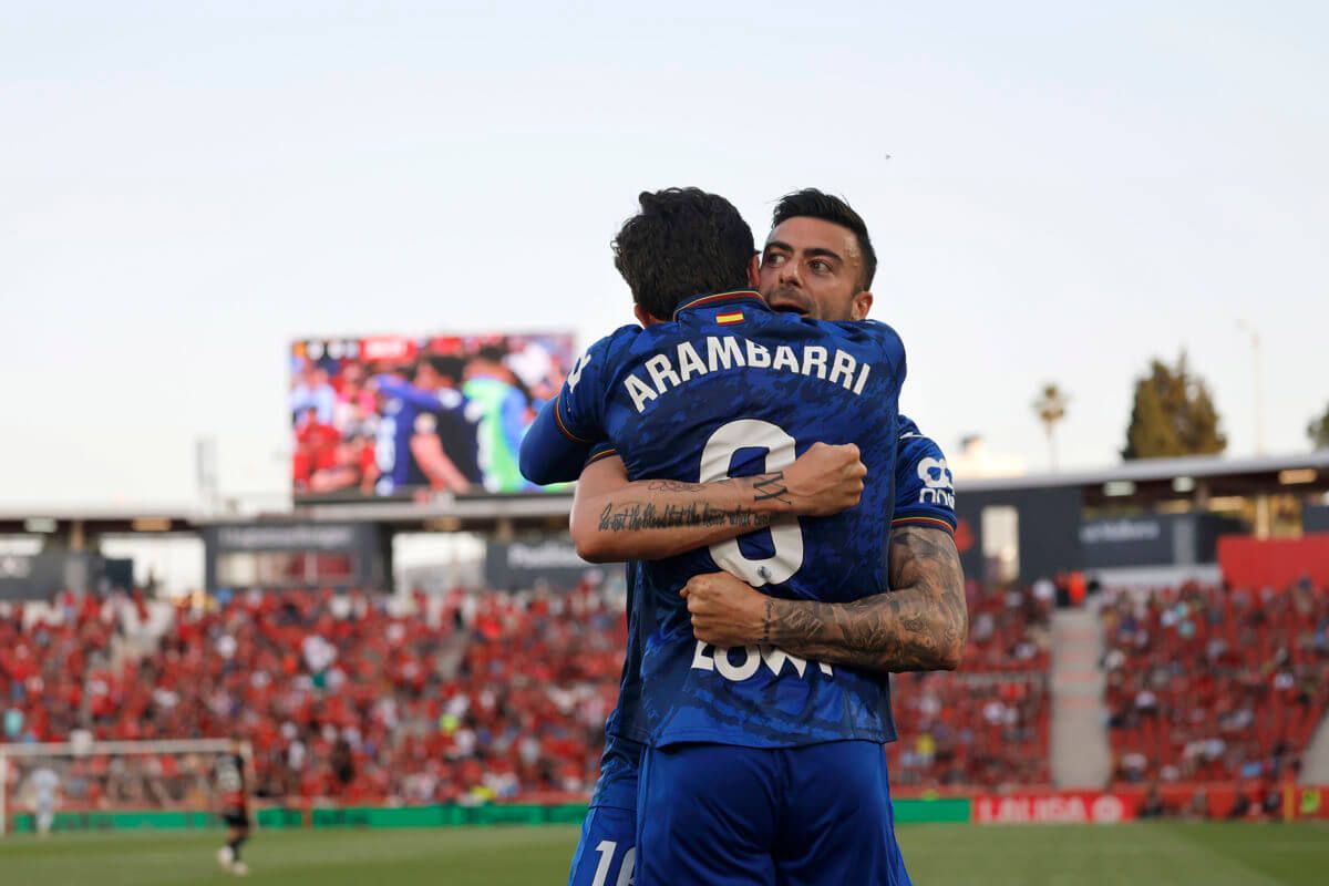  Mauro Arambarri y Diego Rico celebran un gol del Getafe en Mallorca.