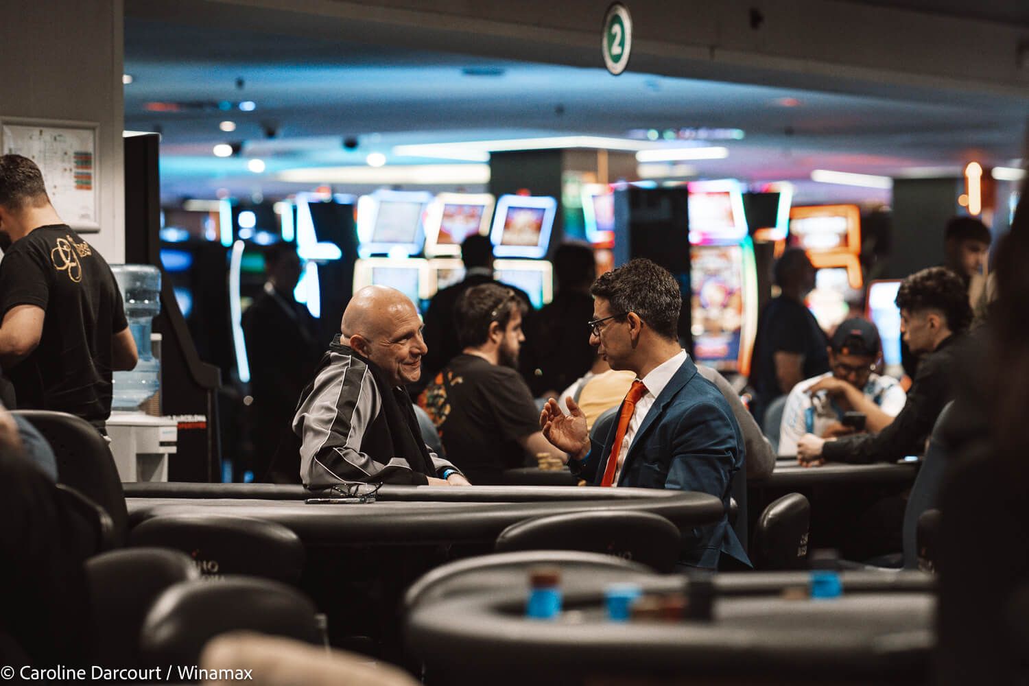  Matthieu Duran habla con Israel Serrano, director del CNP